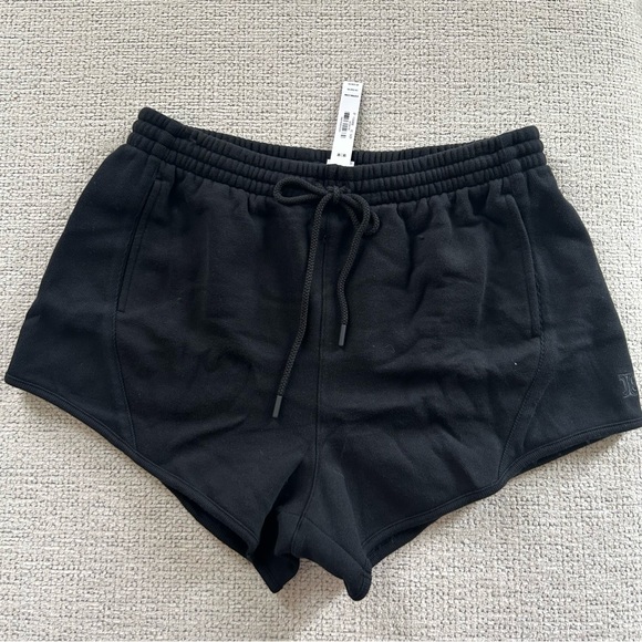 VS Pink Ivy Fleece Curved Hem Shorts in Black-Size M NWT🖤 - Picture 6 of 6